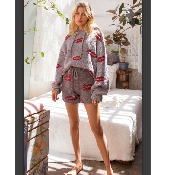 BERBER Cozy Lips Hooded Pullover - Picture 5 of 10